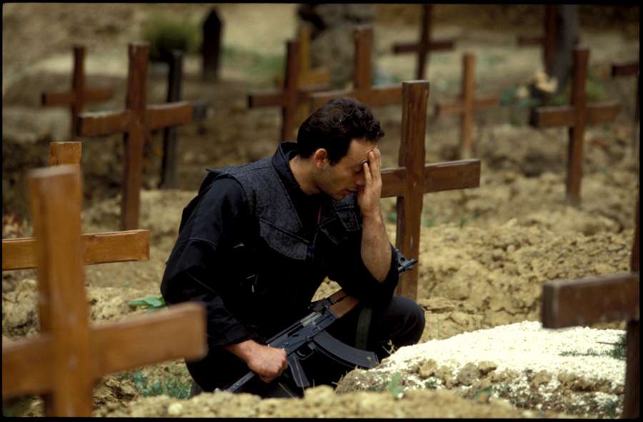 1992. Sarajevo. Un combattant prie pour un camarade tombé.