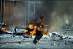 1992. Sarajevo. Une femme court lors d'une attaque au mortier en centre ville.