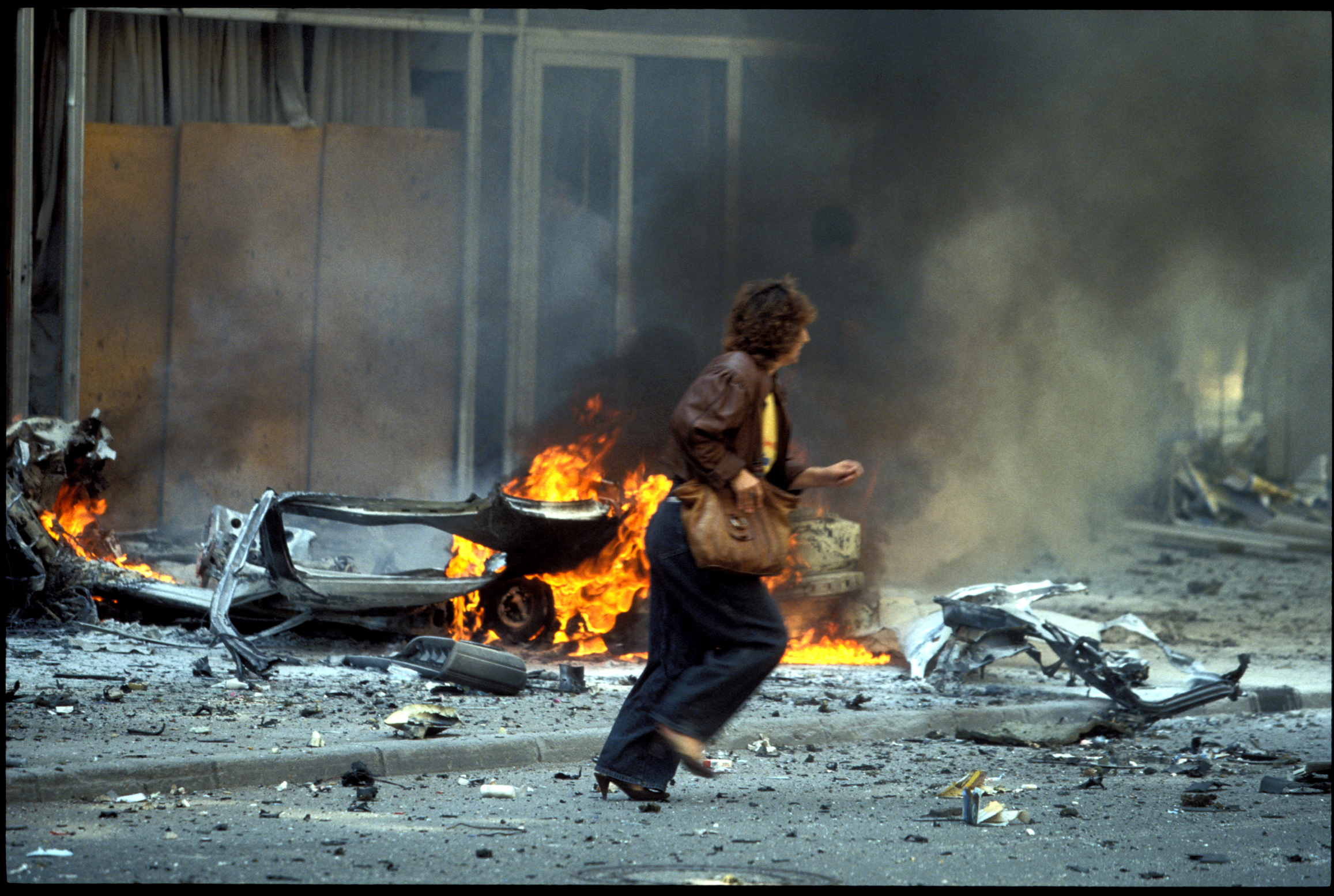 1992. Sarajevo. Une femme court lors d'une attaque au mortier en centre ville.
