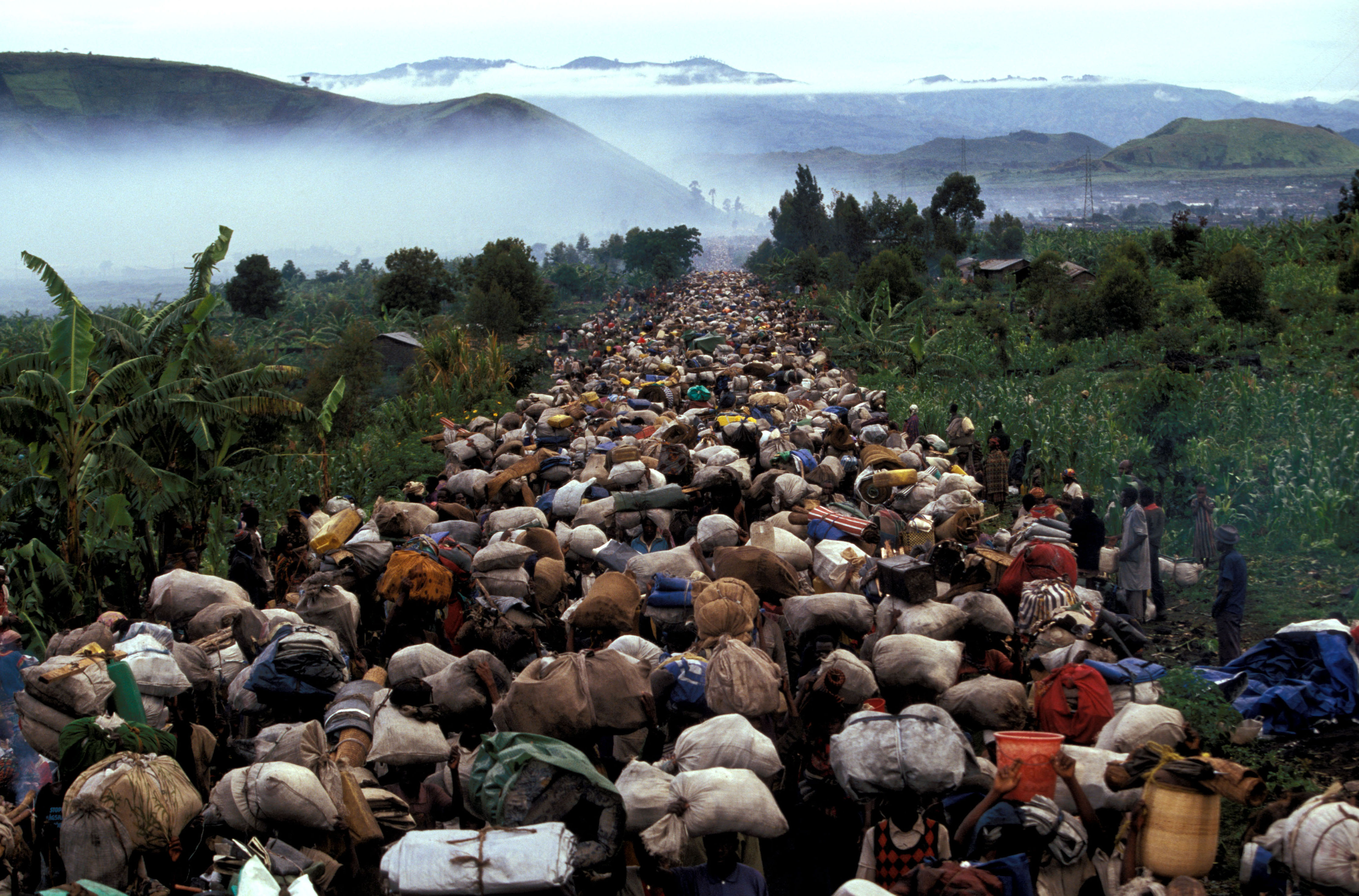 1996 : Eastern Zaire (RDC). Hundreds of thousands of Hutu refugees returning to Rwanda. 1996 : Eastern Zaire (RDC). Hundreds of thousands of Hutu refugees returning to Rwanda.
