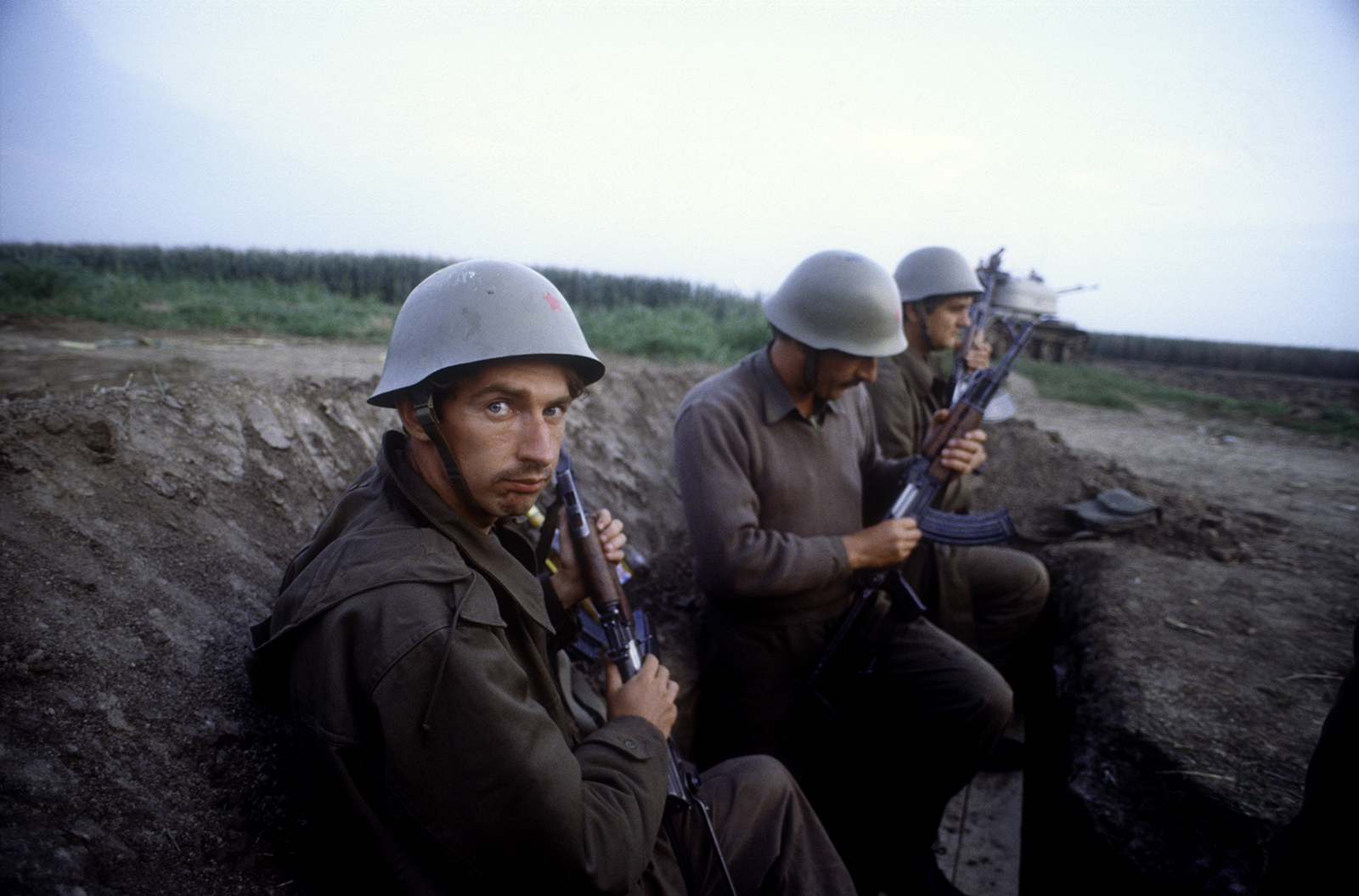 1991. Soldats du JNA sur la ligne de front près de Borovo Selo en Slavonie
