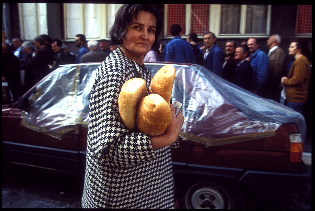 1992. Sarajéviens cherchent du pain dans un endroit hors d'atteint des tirs de mortier.