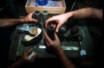 1992. Fabrique de grenades "fait maison" au début du siège à Sarajevo.