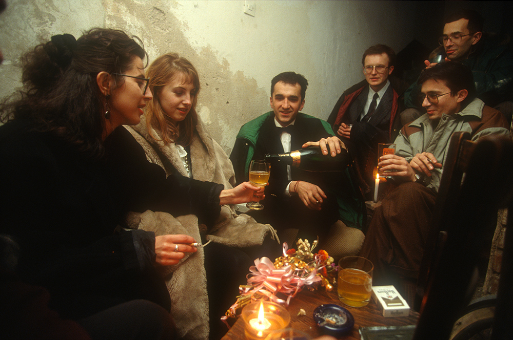 1993. Bojan et Dada célèbrent leur mariage avec des amis dans la cave de leur immeuble, à l'abri des tirs.