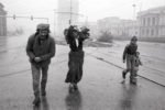 Famille refugiée traverse Sarajevo sur "sniper alley" l'un des endroits les plus dangereux car très exposé aux snipers serbes.