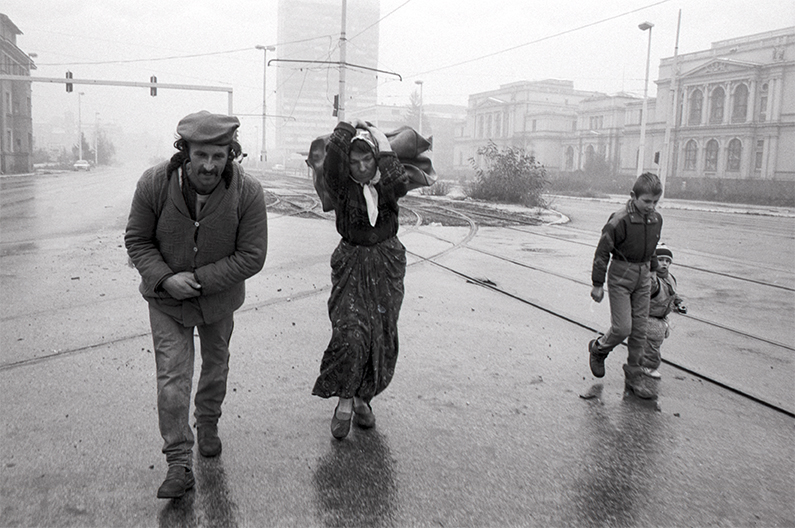 Famille refugiée traverse Sarajevo sur "sniper alley" l'un des endroits les plus dangereux car très exposé aux snipers serbes.