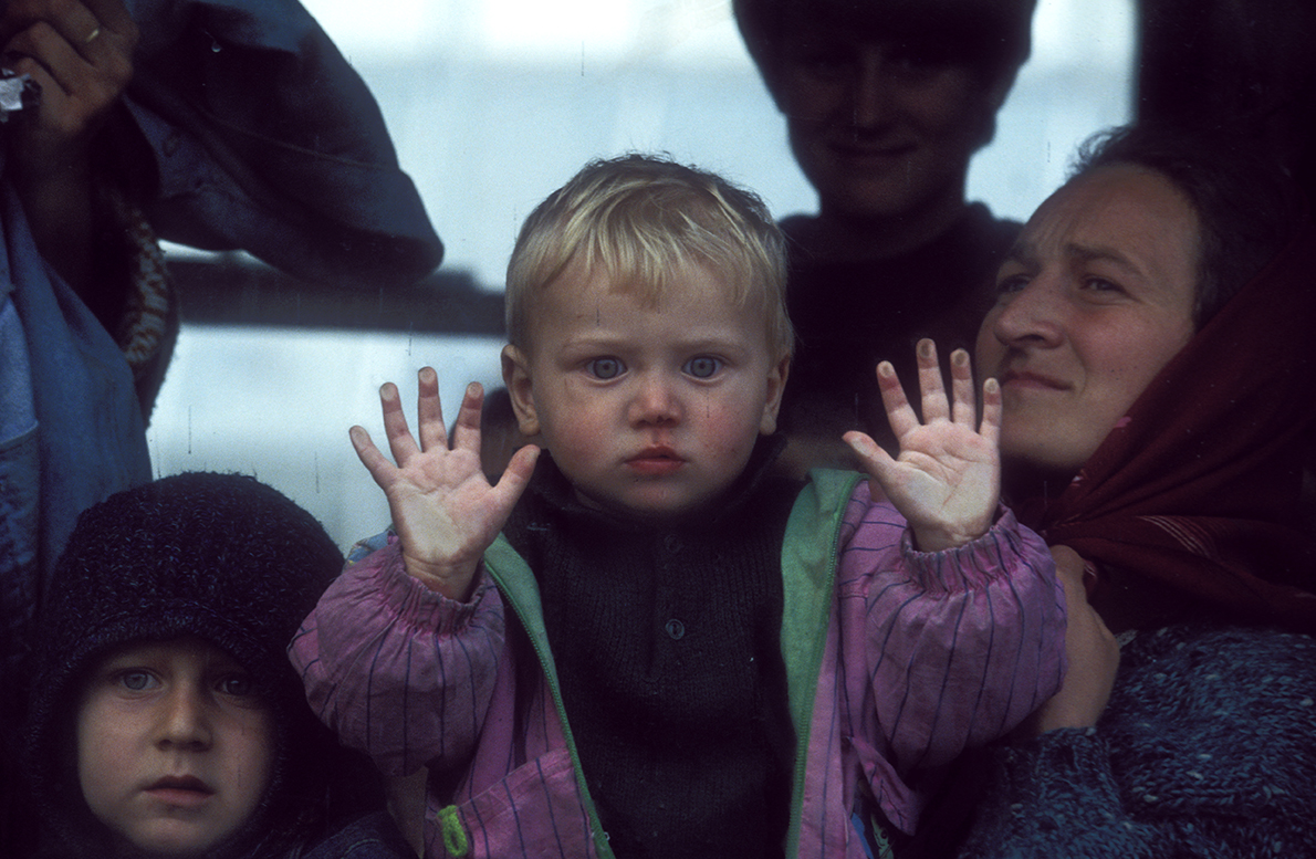 1995. Femmes et enfants évacués de Srebrenica arrivent à Tuzla.