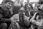 1993. Refugiées de Srebrenica arrivent à Tuzla. 8500 hommes et garçons seront massacrés par les Serbes sous commandement de Ratko Mladic.