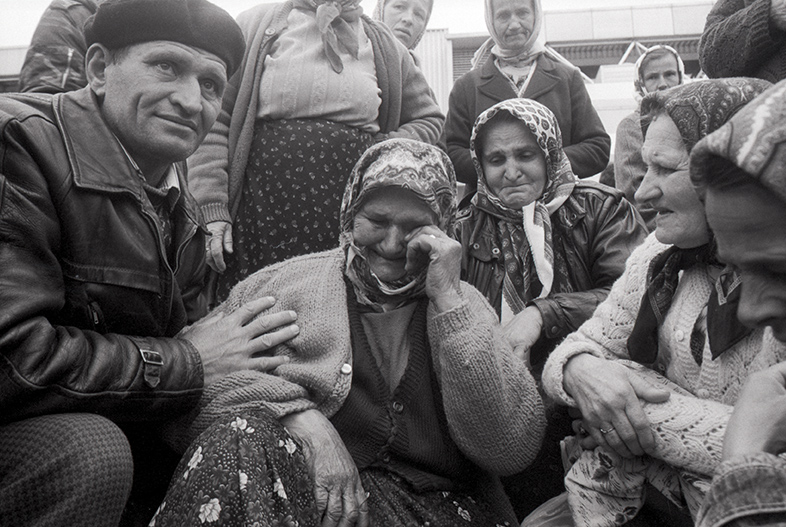 1993. Refugiées de Srebrenica arrivent à Tuzla. 8500 hommes et garçons seront massacrés par les Serbes sous commandement de Ratko Mladic.