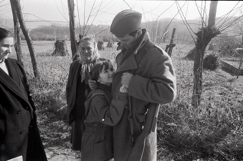 1993. Skelani, sur la Drina, un combattant Serbe quitte sa famille pour rejoindre le front.