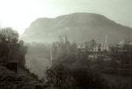1993. Le Pont de Mostar détruit. La ville est divisée entre habitants musulmans et Croates.