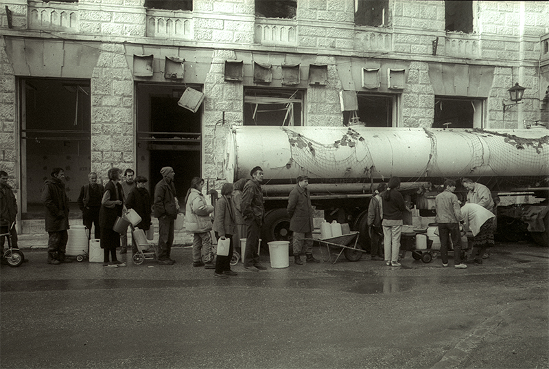1993. Mostar Est où l'entité Bosniaque (musulmans) est assiégé par les Croates à l'ouest et aussi les Serbes.