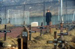 1993. Homme avec cercueil de sa femme attend le fossoyeur. Cimetière du Lion à Sarajevo.
