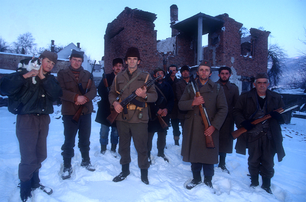 1993. Les villageois Serbes près de Bratunac, sur la Drina, s'organisent en "auto-défense" après la contre-attaque de Nasir Oric qui défendait Srebrenica.