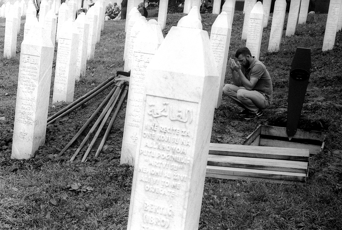 2019. Potocari, Bosnie. Enterrement des dépouilles de victimes récemment découvertes.